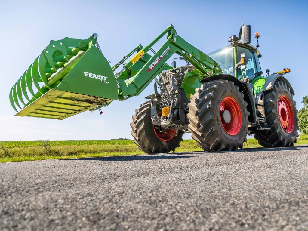 A Fendt 700 Gen 7 with a Loader