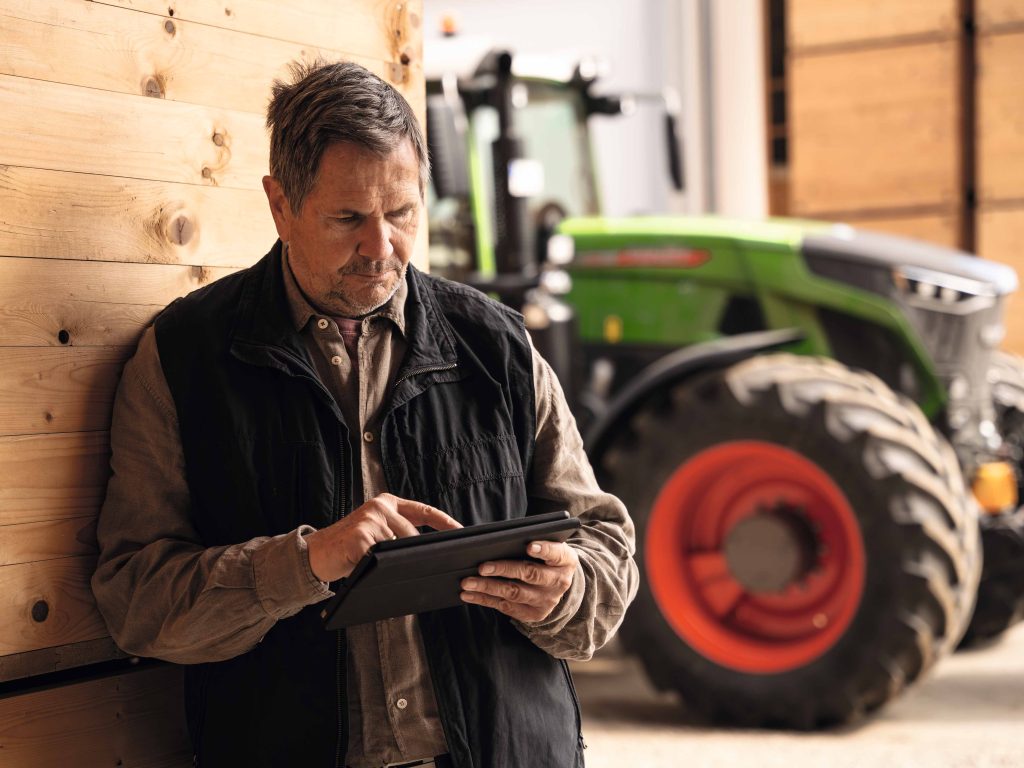 A Fendt Customer assessing his equipment in Fendt connect