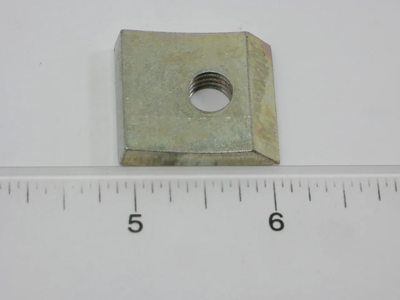 700190576 Lug