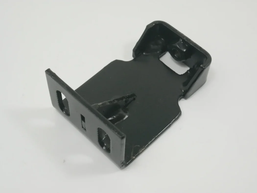 561136D1 Latch Bottom